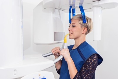 Patientin beim Röntgen des Kiefers
