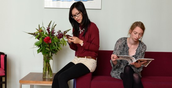 Patientinnen im Wartezimmer bei dentilla 19